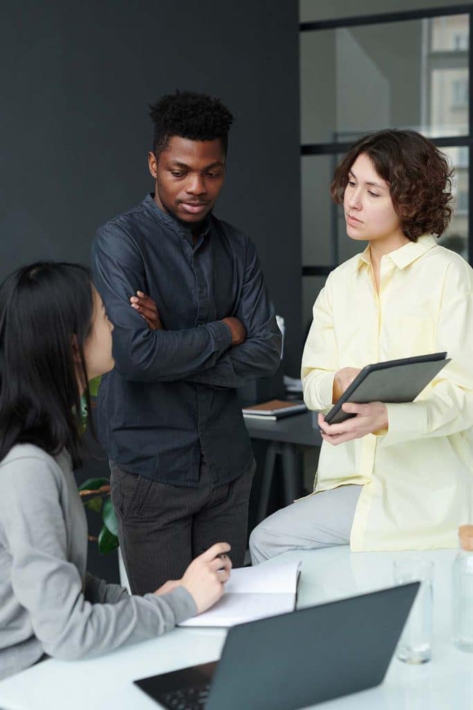 business-people-working-in-team-S9VAU2H.jpg