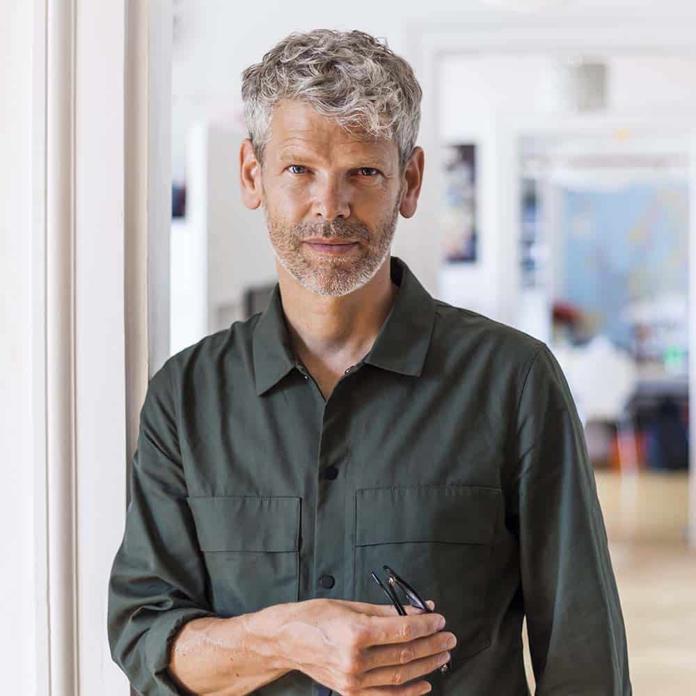 portrait-of-mature-man-with-grey-hair-and-stubble-N2FETGY.jpg